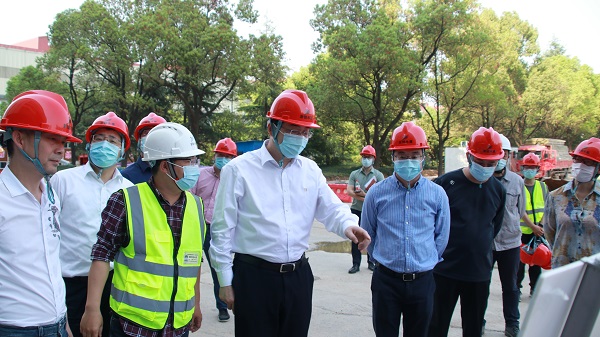 0411杭鋼集團(tuán)黨委副書(shū)記、總經(jīng)理林亮帶隊(duì)赴環(huán)保集團(tuán)開(kāi)展安全生產(chǎn)和疫情防控大檢查現(xiàn)場(chǎng).jpg